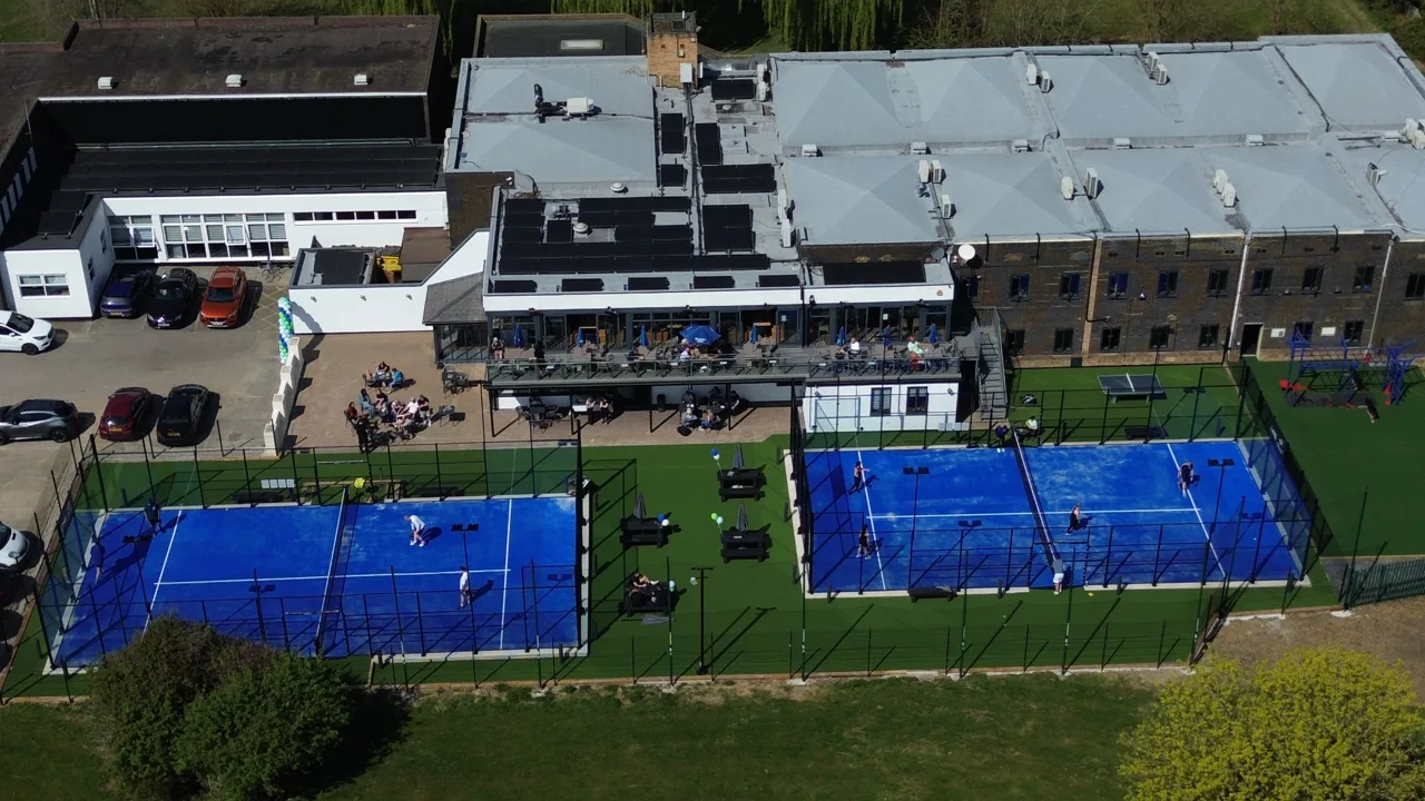 Instalaciones y pistas del club de pádel Kingswood.