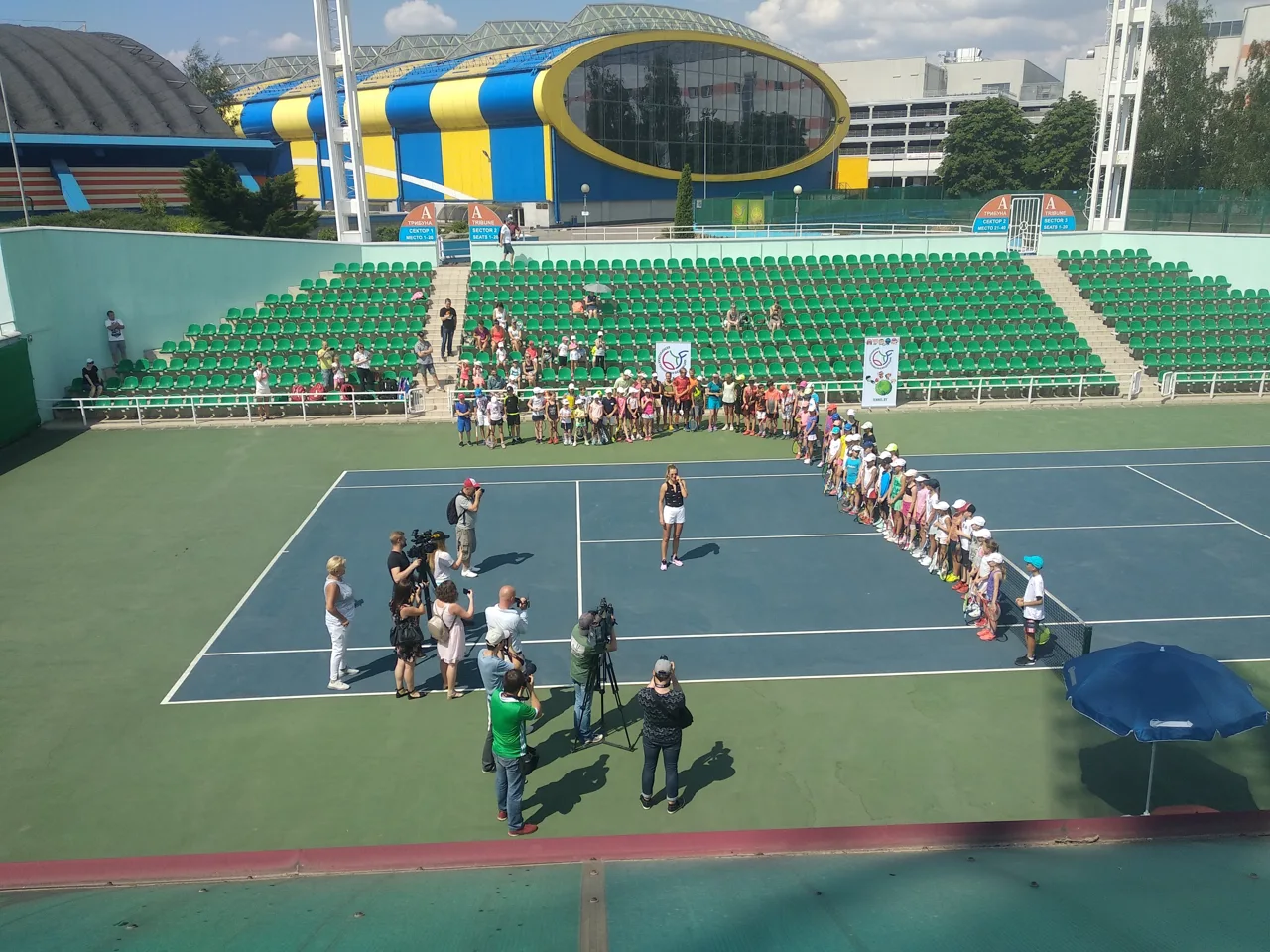 Actividad de formación de tenis en una pista con participantes.